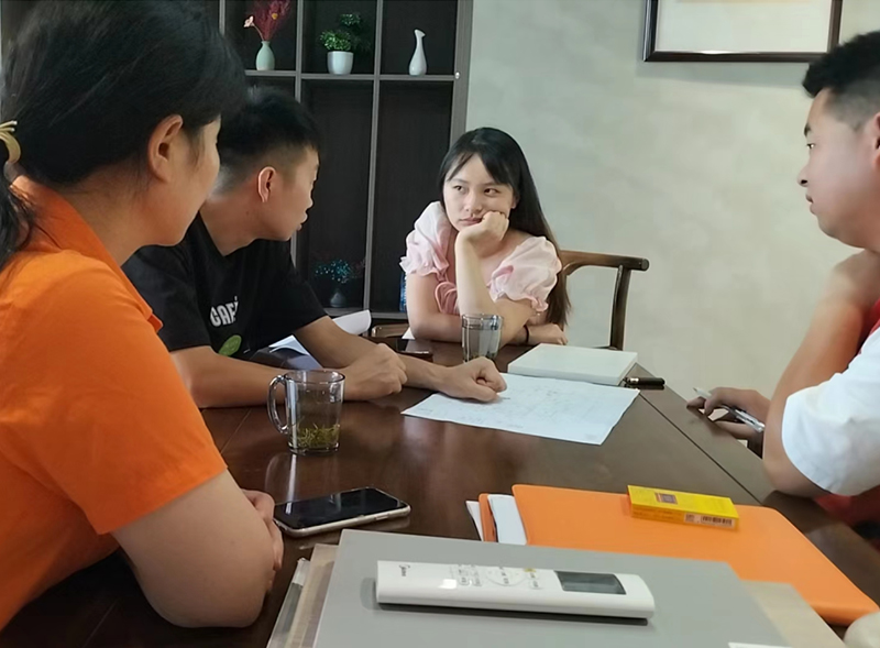 業務員和客戶商討合同